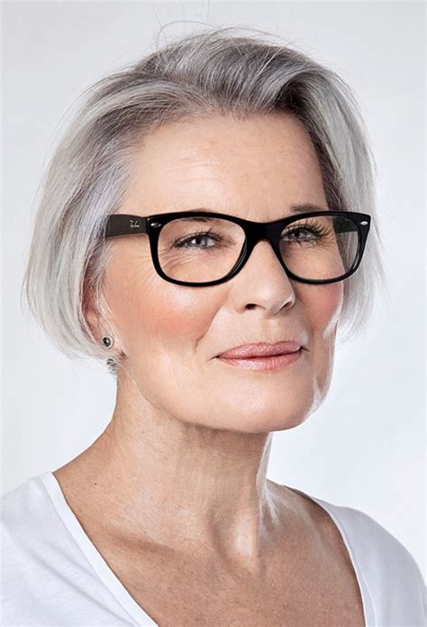 coupe courte femme 50 ans avec lunettes|Idées coiffures : 10 coupes idéales lorsqu'on a plus de 50 ans et .